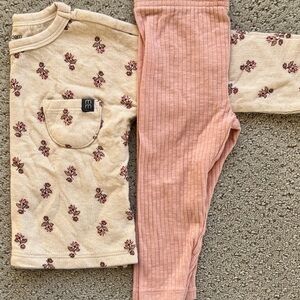 Floral ribbed outfit set
Modern moments
Baby girl size 9 months